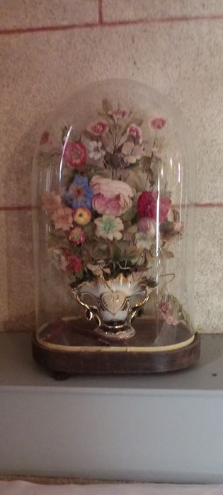 vase-bouquet d'autel sous globe