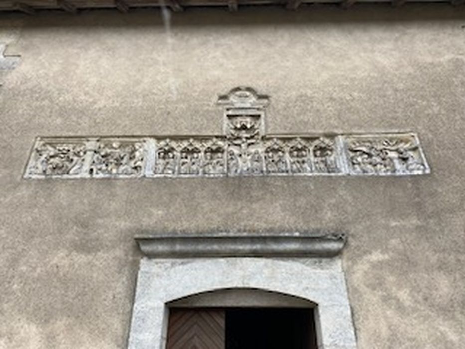 retable, bas-reliefs : Crucifixion et les douze apôtres, l'Adoration des Mages, l'Annonciation