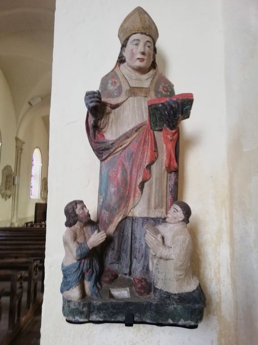 groupe sculpté : Saint évêque aux donateurs