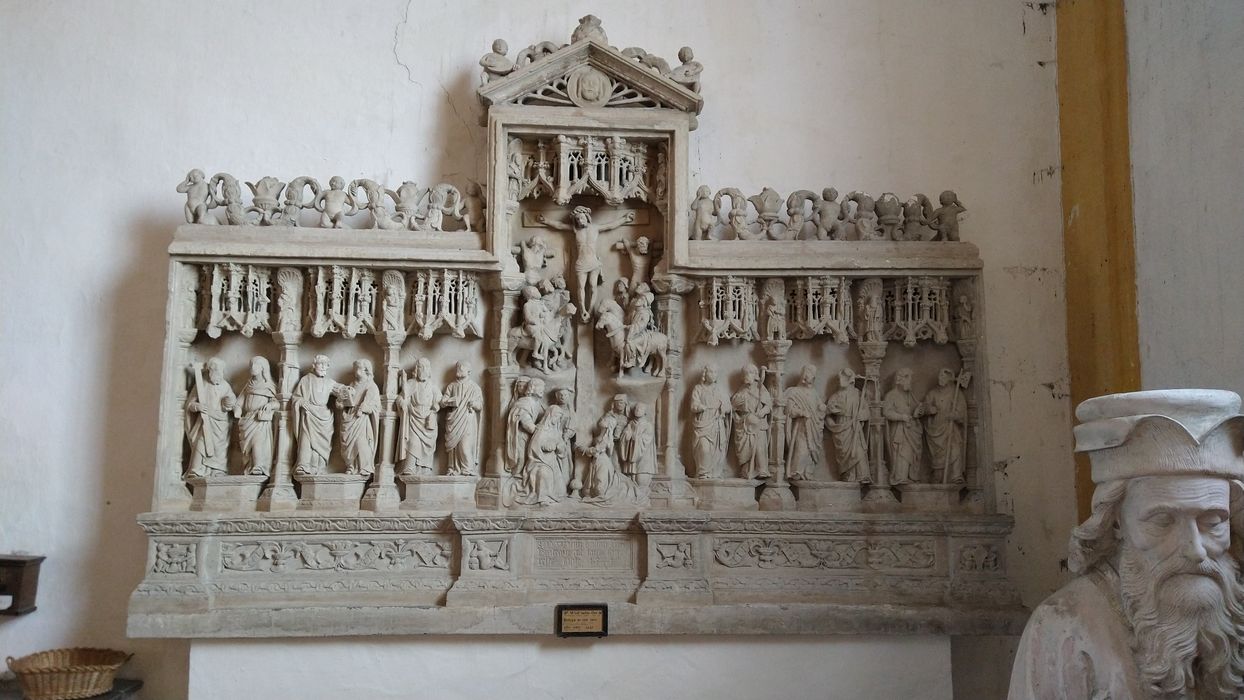 retable, bas-reliefs : Crucifixion et les douze apôtres