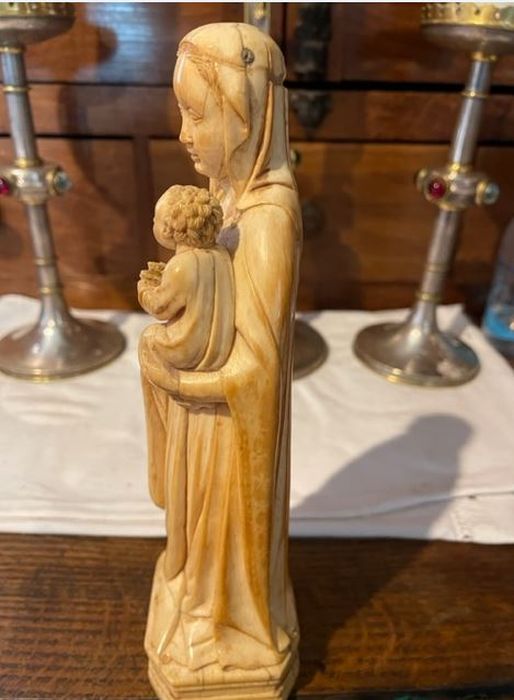 statuette : Vierge à l'Enfant, profil gauche