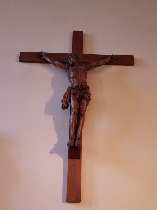 statue : Christ en croix