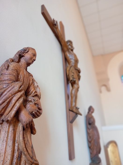 statues : Christ en croix, saint Jean, sainte Madeleine