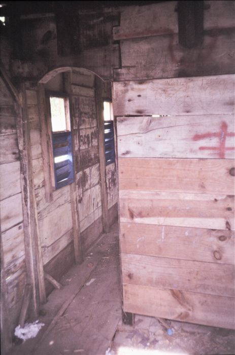 Intérieur Élévation latérale droite, depuis la pièce arrière (photographie ancienne)