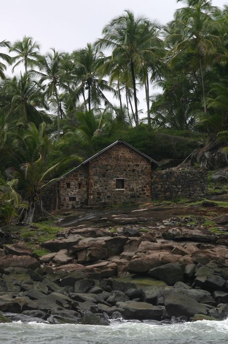 vue générale de la maison dans son environnement