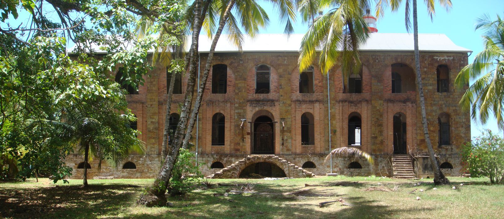 vue partielle de la façade antérieure