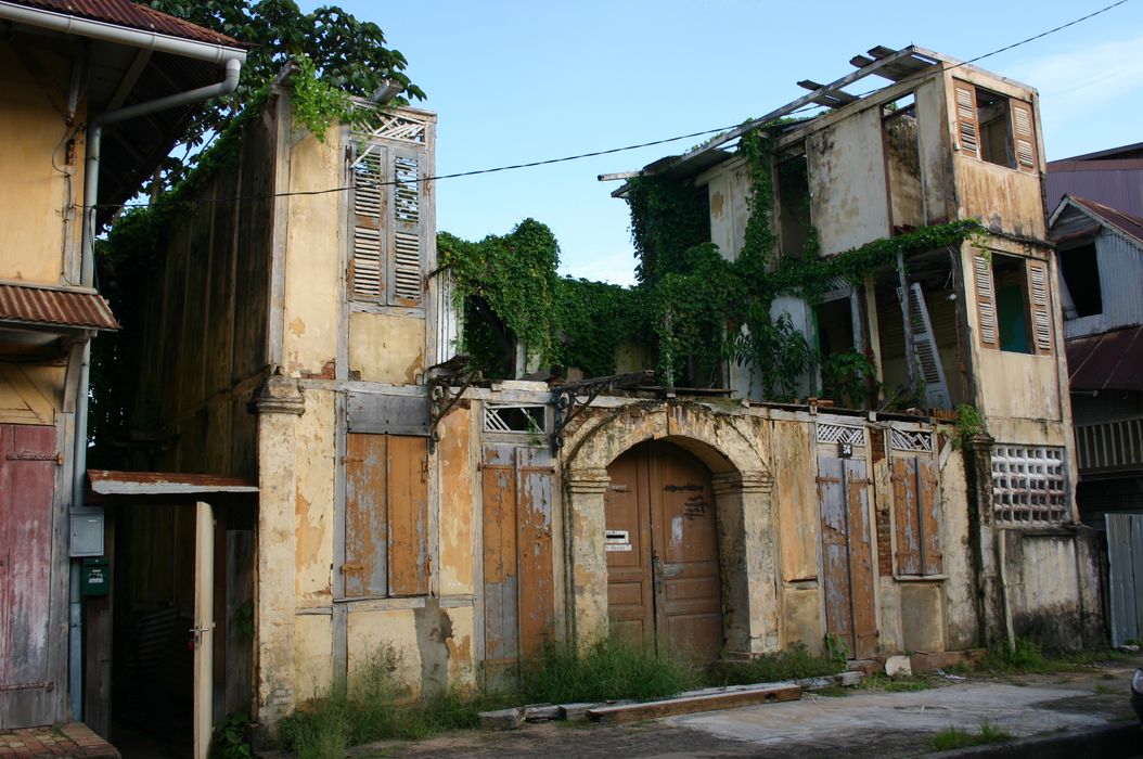 façade ruinée sur rue