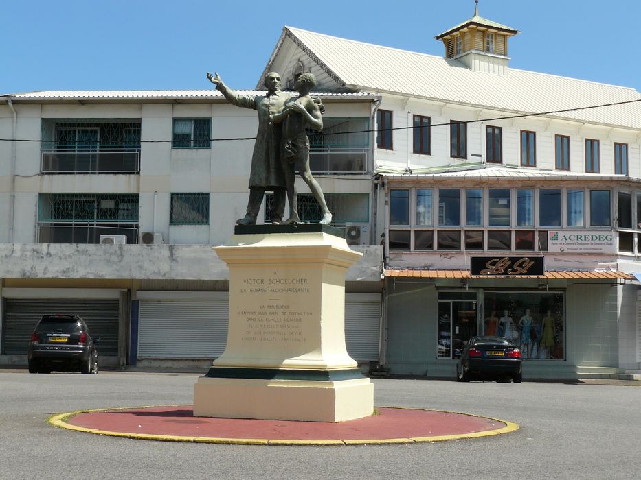 vue générale la statue dans son environnement