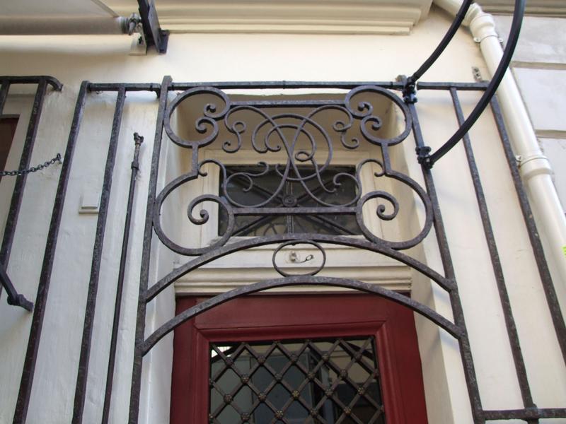 grille de boutique ; dessus de porte