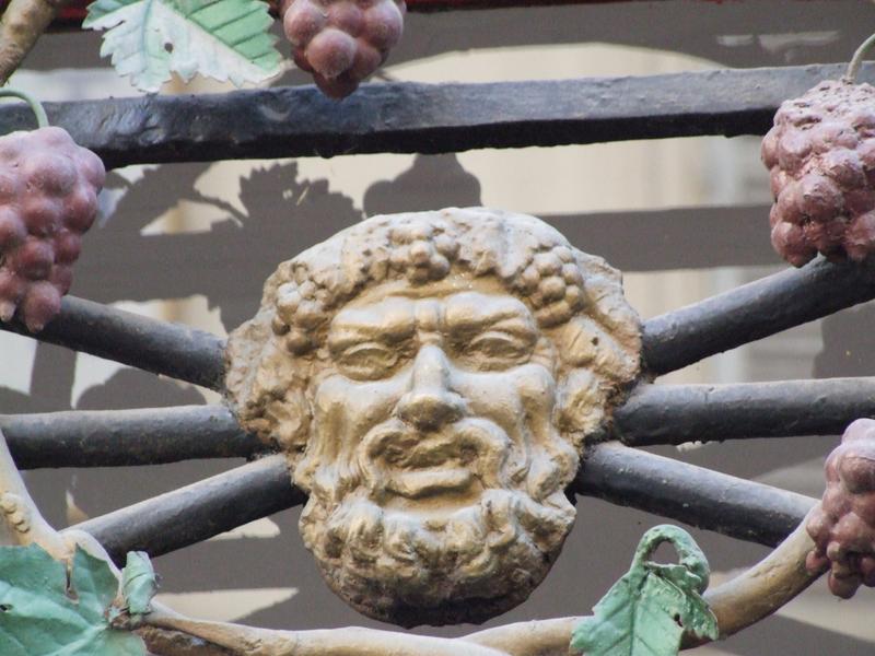 devanture ; élévation ;  détail tête de Bacchus : grille sur la rue des Messageries