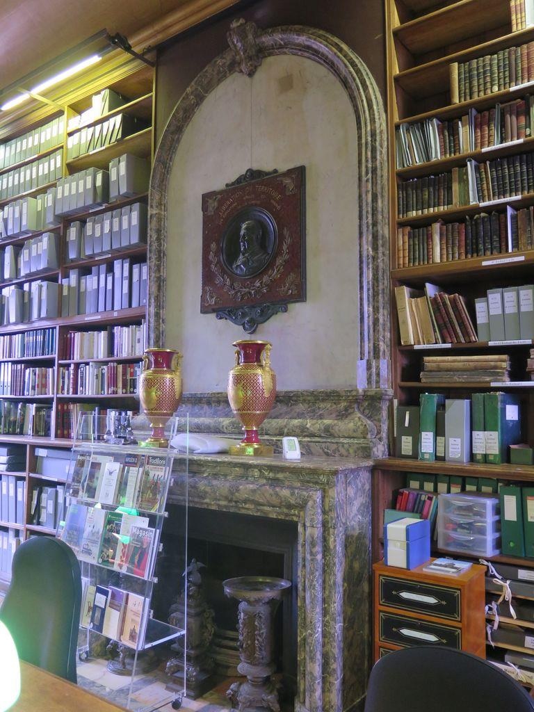 Ancien cabinet de travail, transformé en bibliothèque à la suite du legs, vers 1910