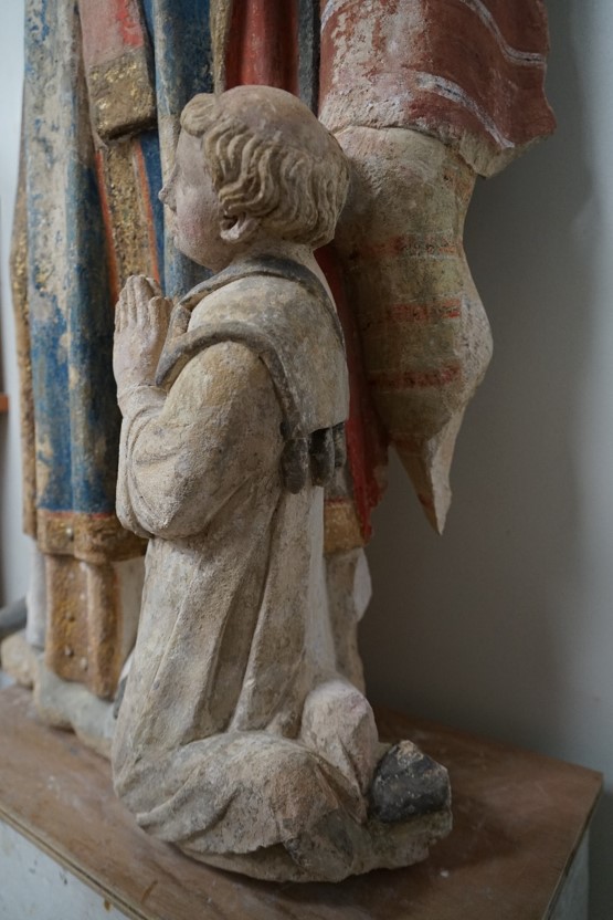 groupe sculpté : La Lapidation de saint Étienne, adorateur en prière