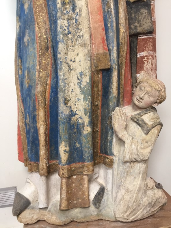 groupe sculpté : La Lapidation de saint Étienne, bas du vêtement du saint et adorateur en prière