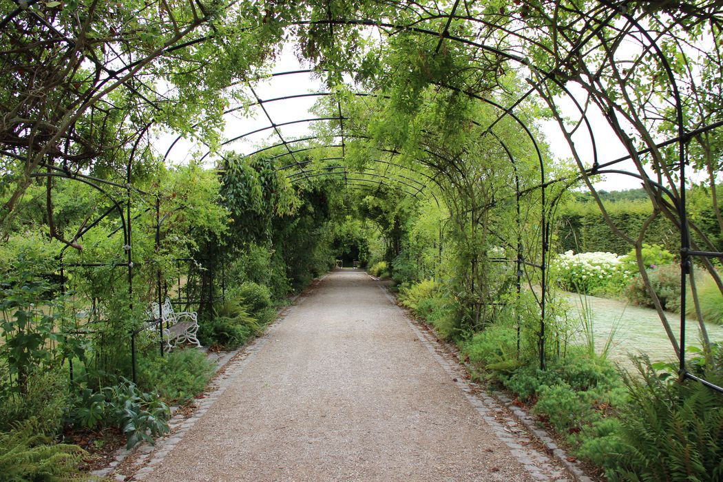 Parc du château de Breteuil : Pergola, vue générale