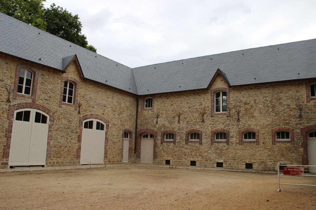 Parc du château de Breteuil : Communs, vue partielle de l'ancienne ferme