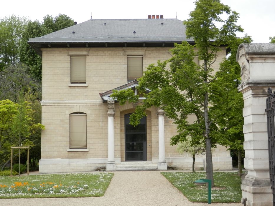 pavillon d'entrée de droite, vue générale