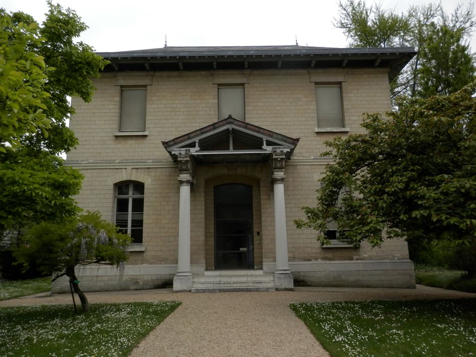 pavillon d'entrée de gauche, vue générale