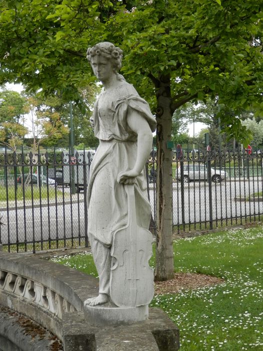 statue : femme au violon