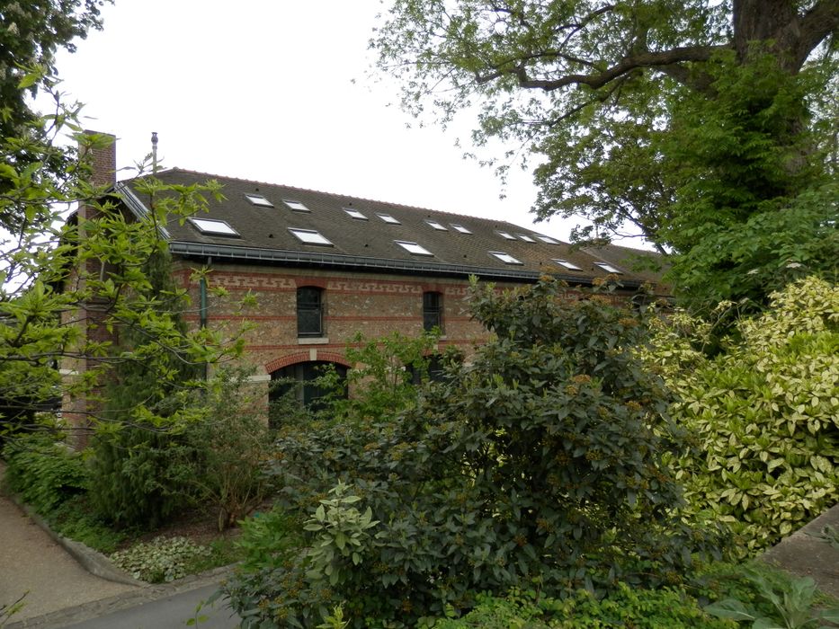 pavillon d'exploition en meulière, vue partielle