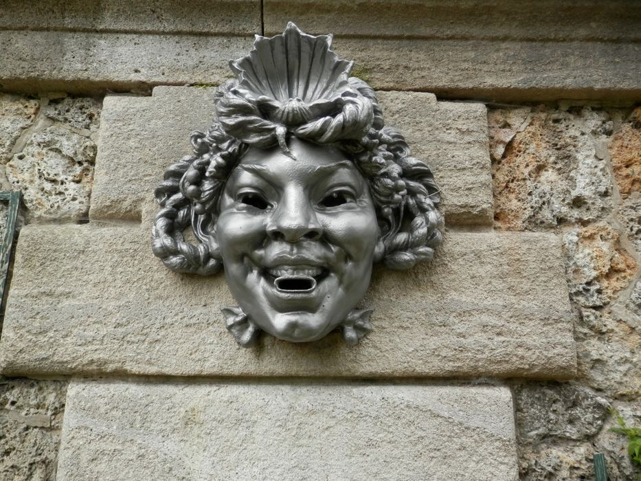 terrasse, détail d'un mascaron de fontaine situé sur le mur de soubassement