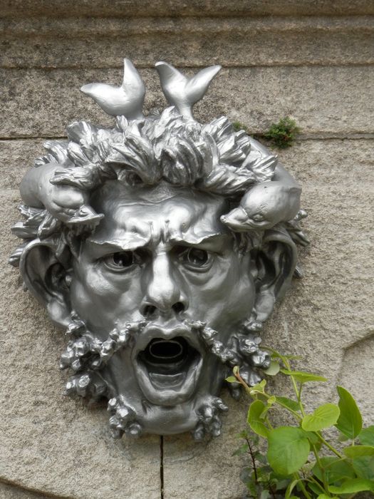 terrasse, détail d'un mascaron de fontaine situé sur le mur de soubassement