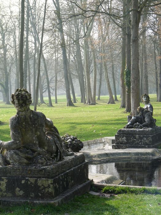 Parc de Chamarande : Bassin, vue partielle des sculptures