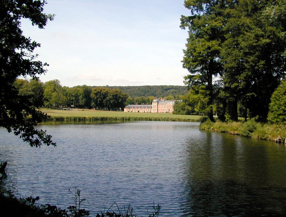 Parc de Chamarande : Vue générale du château dans son environnement depuis l'étang