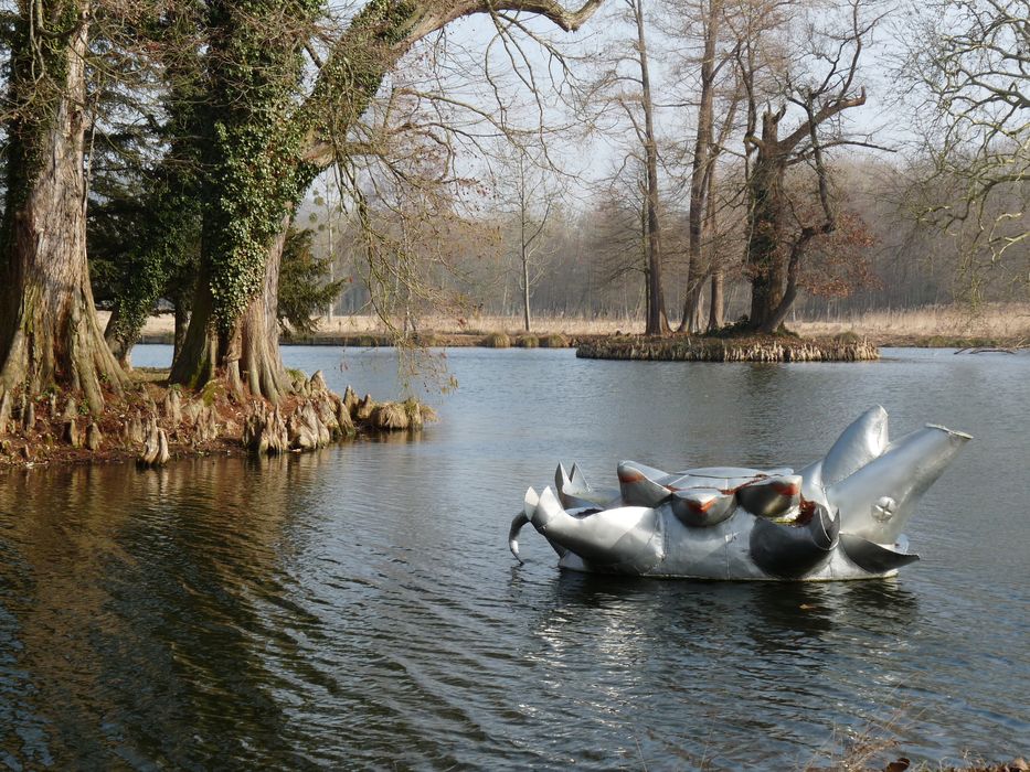 Parc de Chamarande : Statue flottante d'Anne Ferrer représentant une truie nénuphar