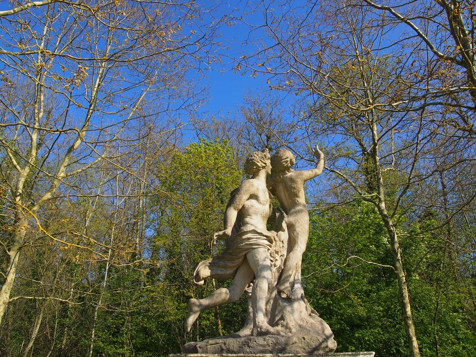 Domaine départemental de Sceaux : Parc, détail d'un groupe sculpté représentant Apollon poursuivant Daphné