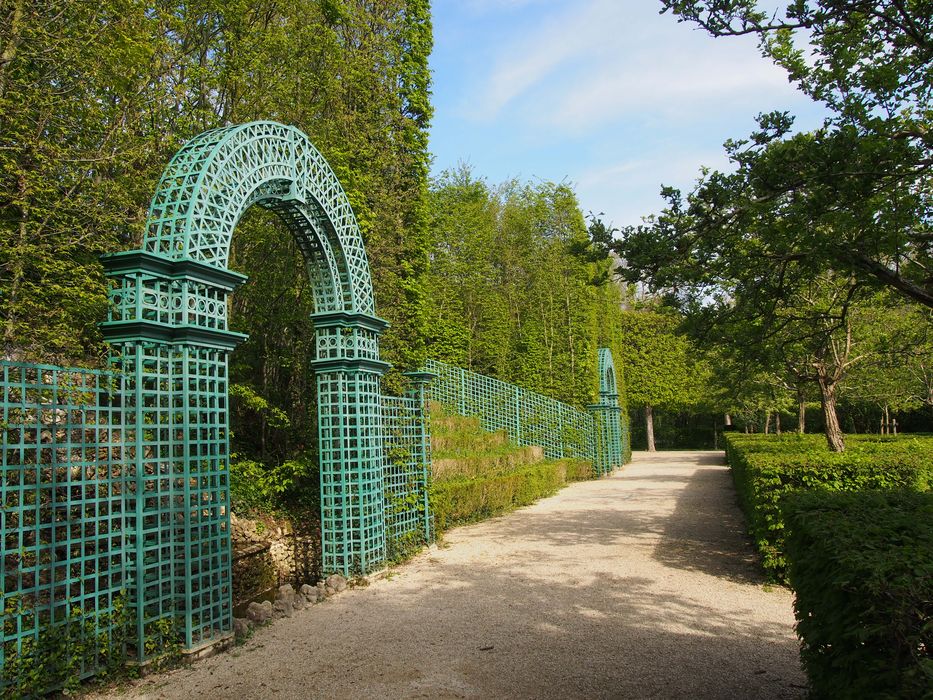 Domaine départemental de Sceaux : Parc, allée bordée par des treillages