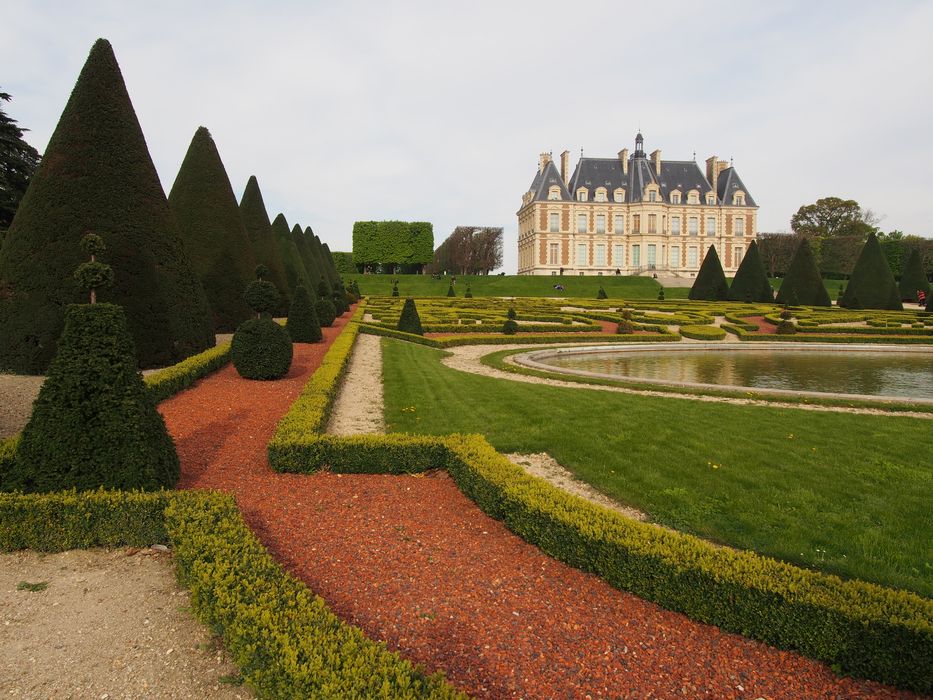 Domaine départemental de Sceaux : Parc, vue partielle du grand parterre à la française devant la façade ouest du château