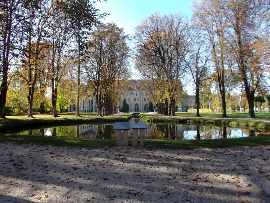 Parc de l’Abbaye de Royaumont : Vue générale du bassin depuis  l'Est