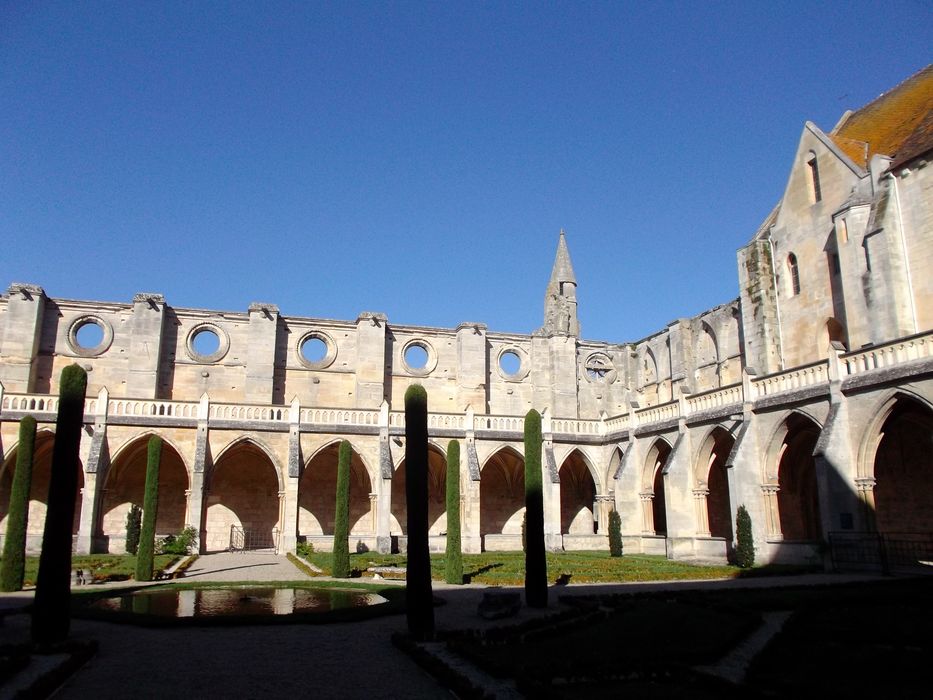 Parc de l’Abbaye de Royaumont : Jardin du cloître de l’abbaye, vue partielle