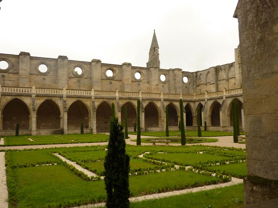 Parc de l’Abbaye de Royaumont : Jardin du cloître de l’abbaye, vue partielle