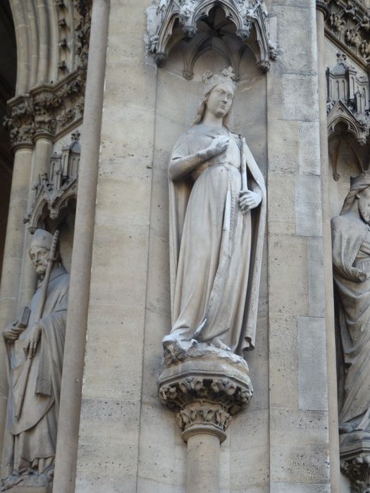 Statue du porche : Sainte Clotilde