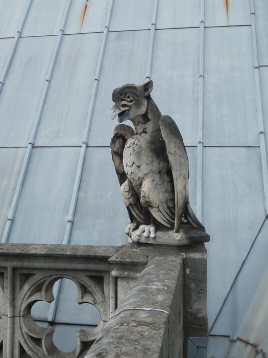 Détail d’une statue de la clôture ceinturant la toiture