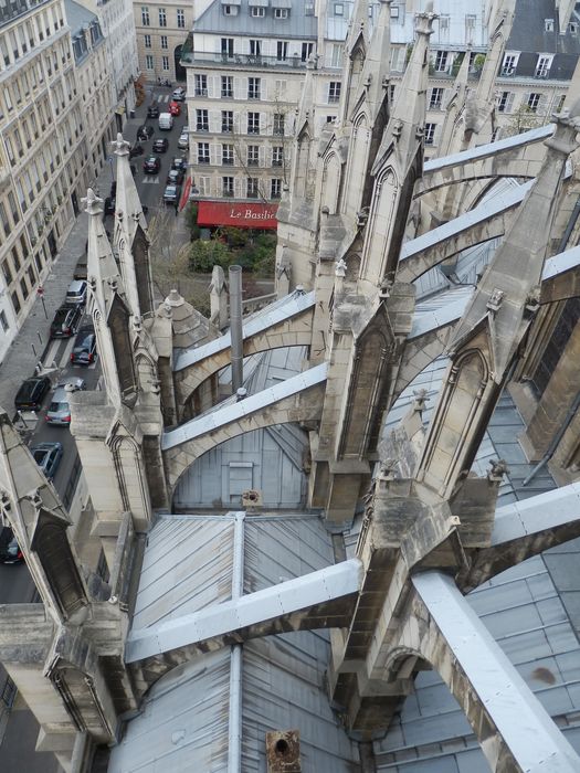 Vue partielle de la toiture des chapelles latérales gauche