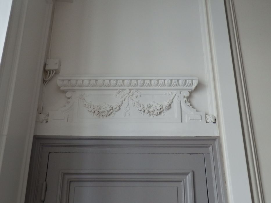 palier du 1er étage, détail décoratif d’un dessus-de-porte