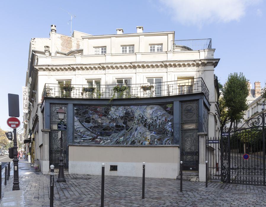 vue générale de l’immeuble donnant sur la place  