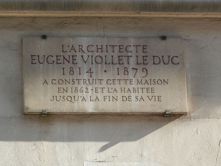 façade sur rue, plaque commémorative