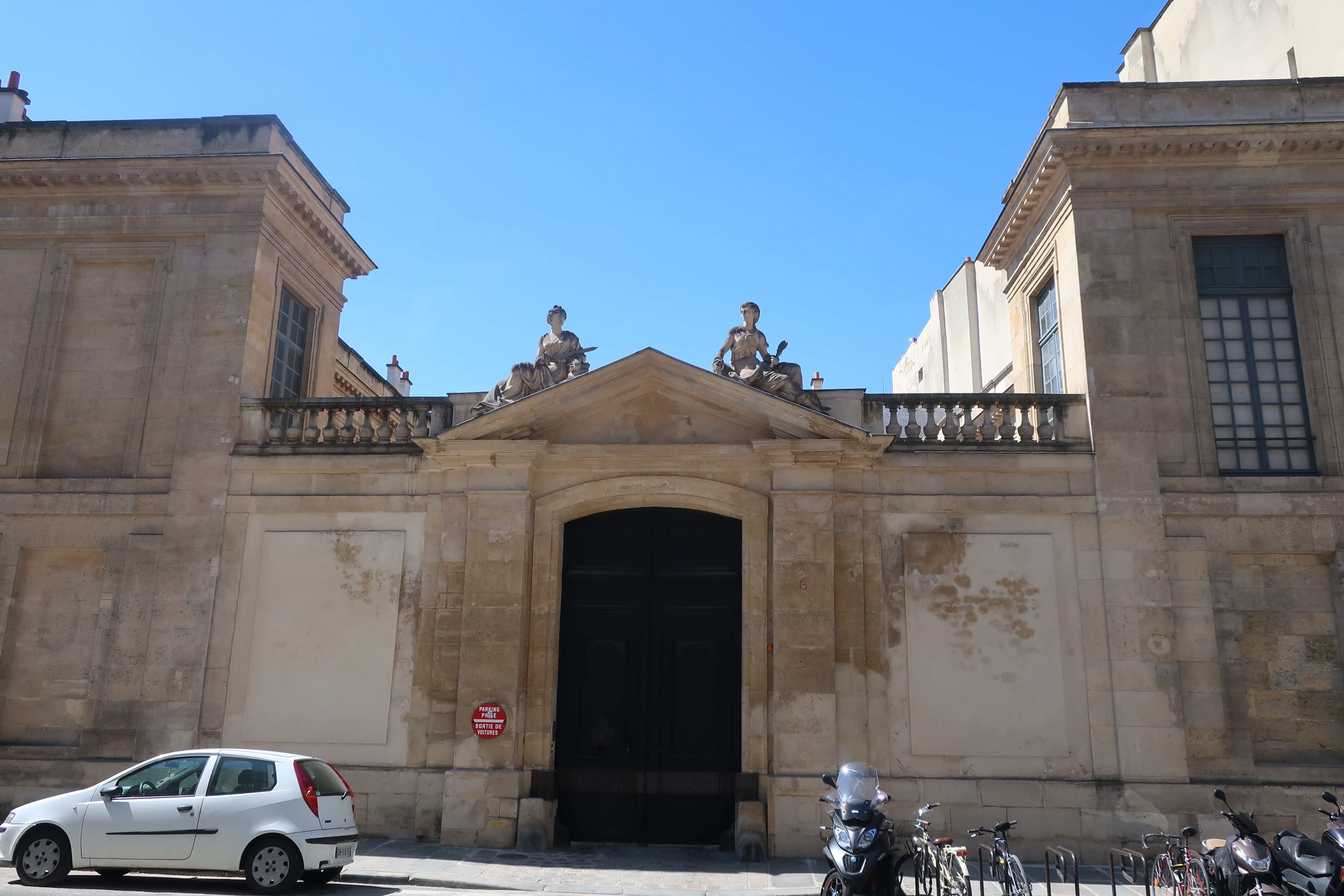 Façade sur la rue du portail d’entrée