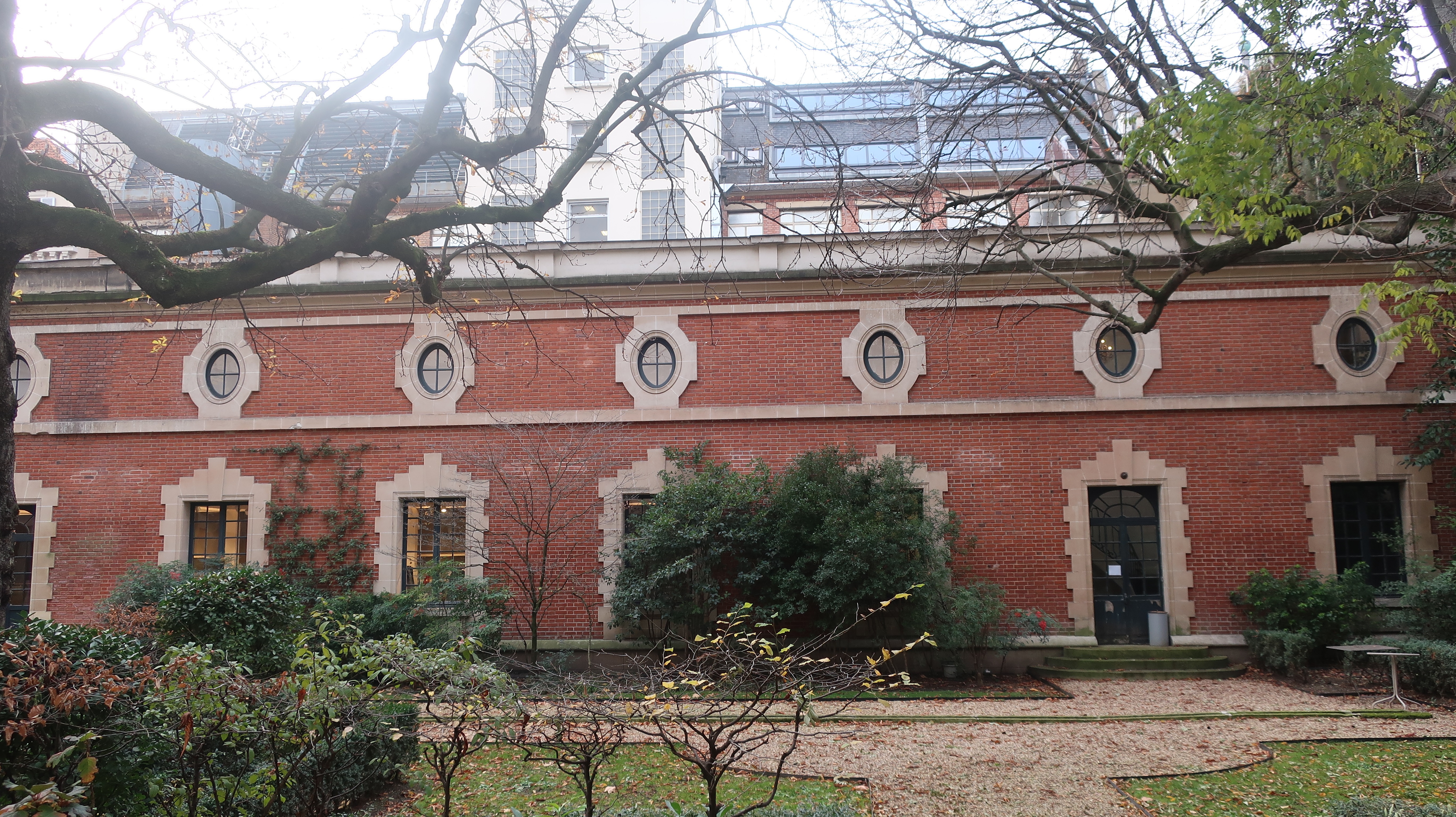 Bâtiment en fond de jardin