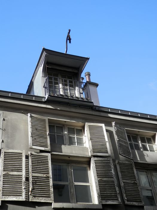 façade sur la rue Bonaparte, détail d’une fenêtre du grenier avec sa poulie