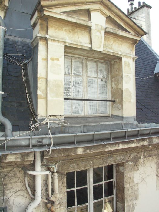 façade sur cour, détail d’une fenêtre du 17e siècle