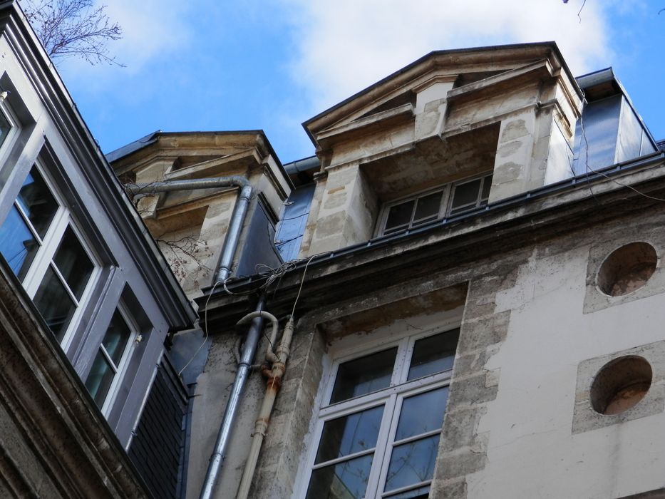 façade sur cour, détail d’une fenêtre du 17e siècle