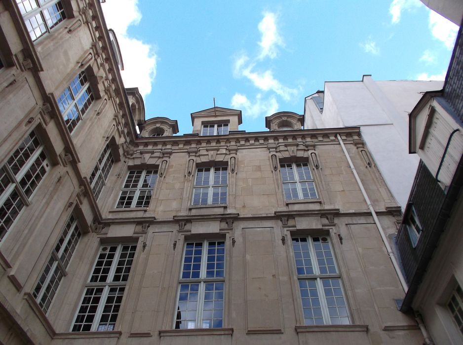 façade sur la cour