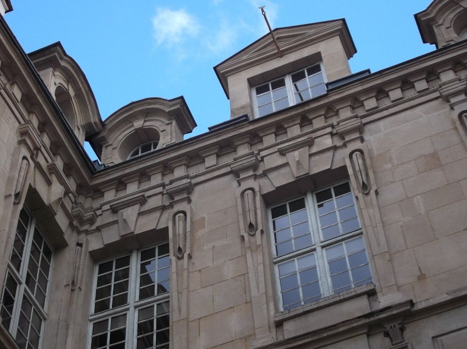 façade sur la cour