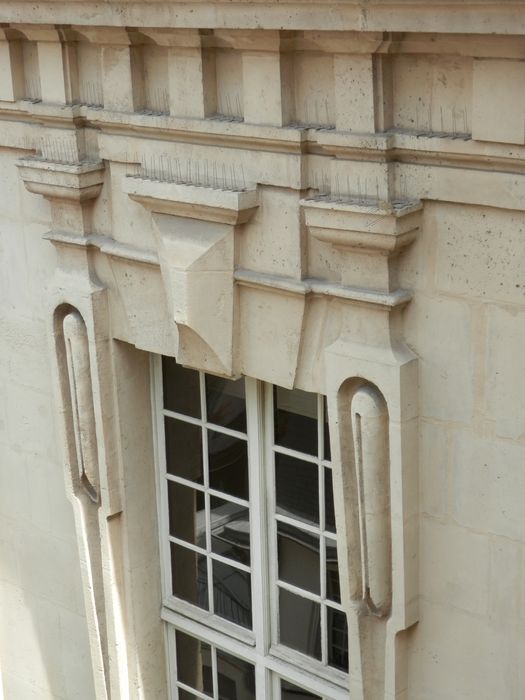 façade sur la cour, détail des chambranles à crossettes