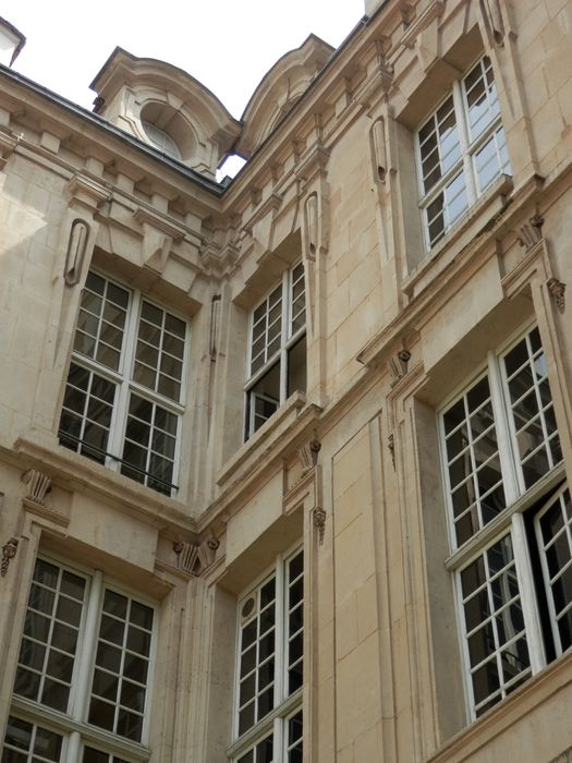 façades sur la cour, détail de l’angle