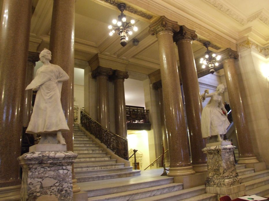 escalier menant à l’orchestre, statues : Carmen (à gauche) Manon (à droite)